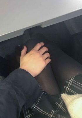 掀起裙子从后面挺进她的身体视频